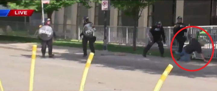 Captan a policías empujando a un anciano con bastón en Estados Unidos