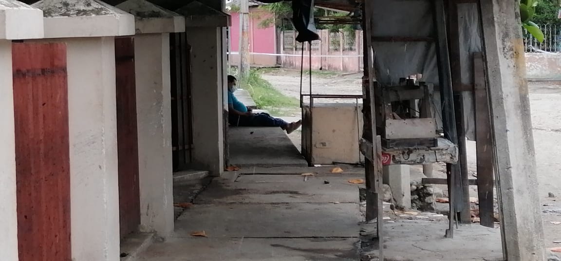 Un sospechoso por covid falleció en una acera mientras esperaba atención médica en Choloma