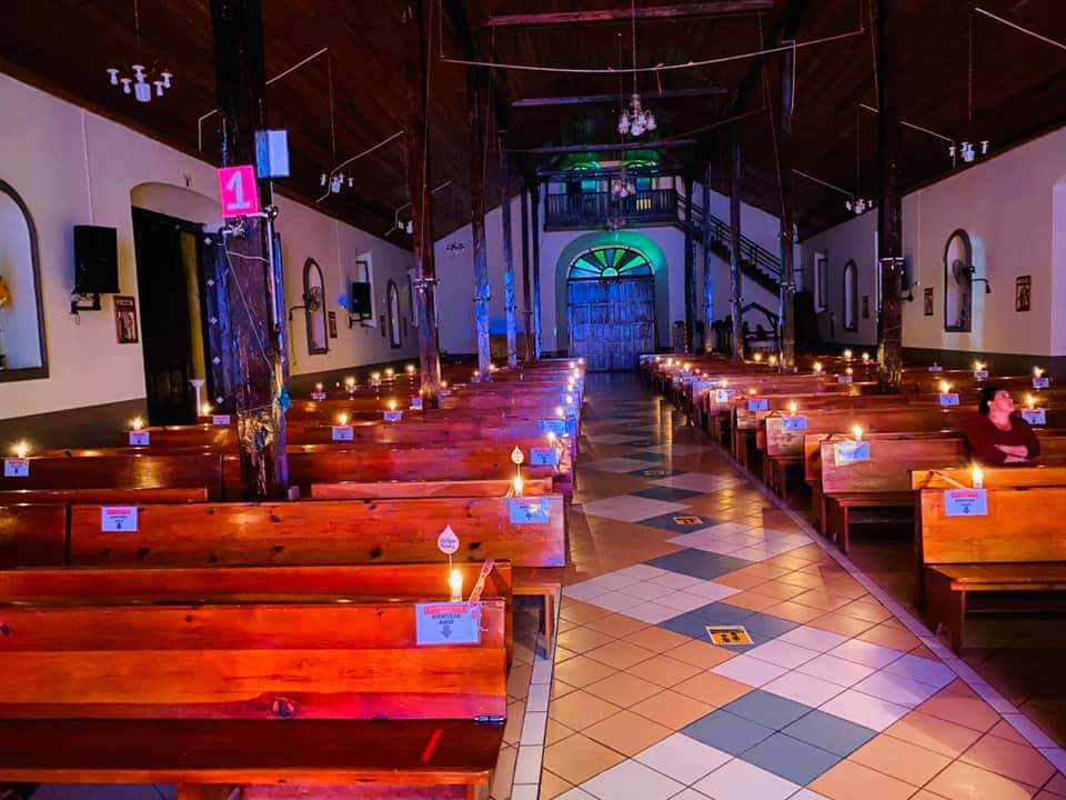 Encienden velas por víctimas del covid-19, en Parroquia San Marcos en Gracias, Lempira