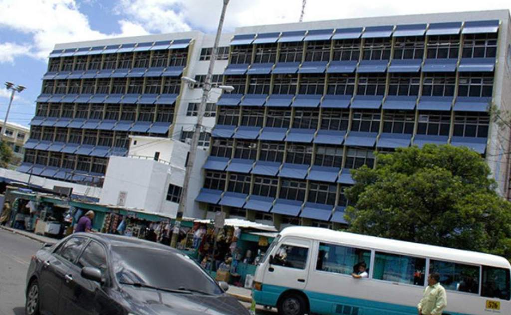 Médicos del Hospital Escuela piden conocer informe del Fonac sobre veeduría interna y rechazan destitución de Osmín Tovar
