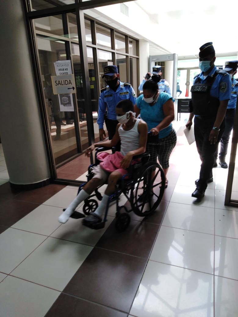 Sale del hospital Mario Catarino Rivas solo a enfrentar la justicia