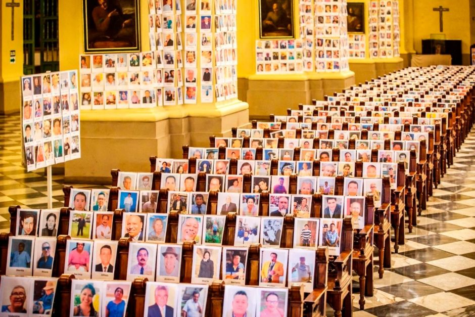 Por error colocan foto de actor de cine para adultos en misa para honrar a fallecidos por covid-19 en Perú