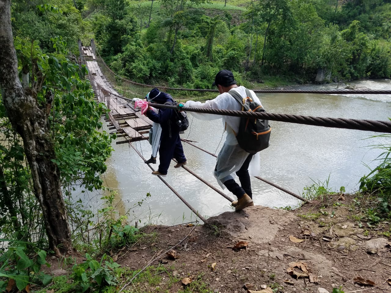 Imágenes de impacto retratan el difícil camino que enfrentan enfermeros para vacunar en medio de pandemia en Honduras