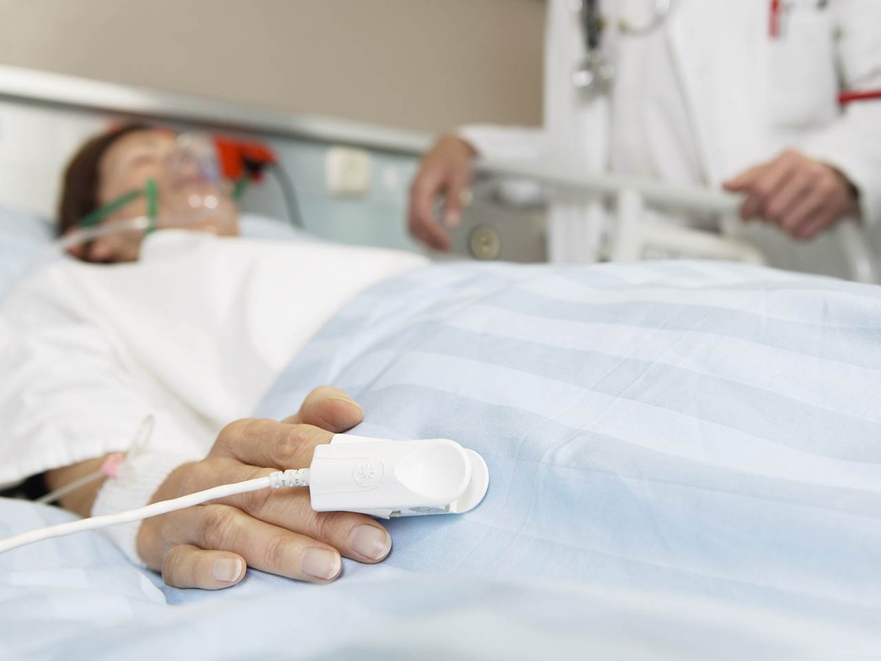 Pacientes con covid-19 están muriendo de “hipoxia feliz”, revela Carlos Umaña