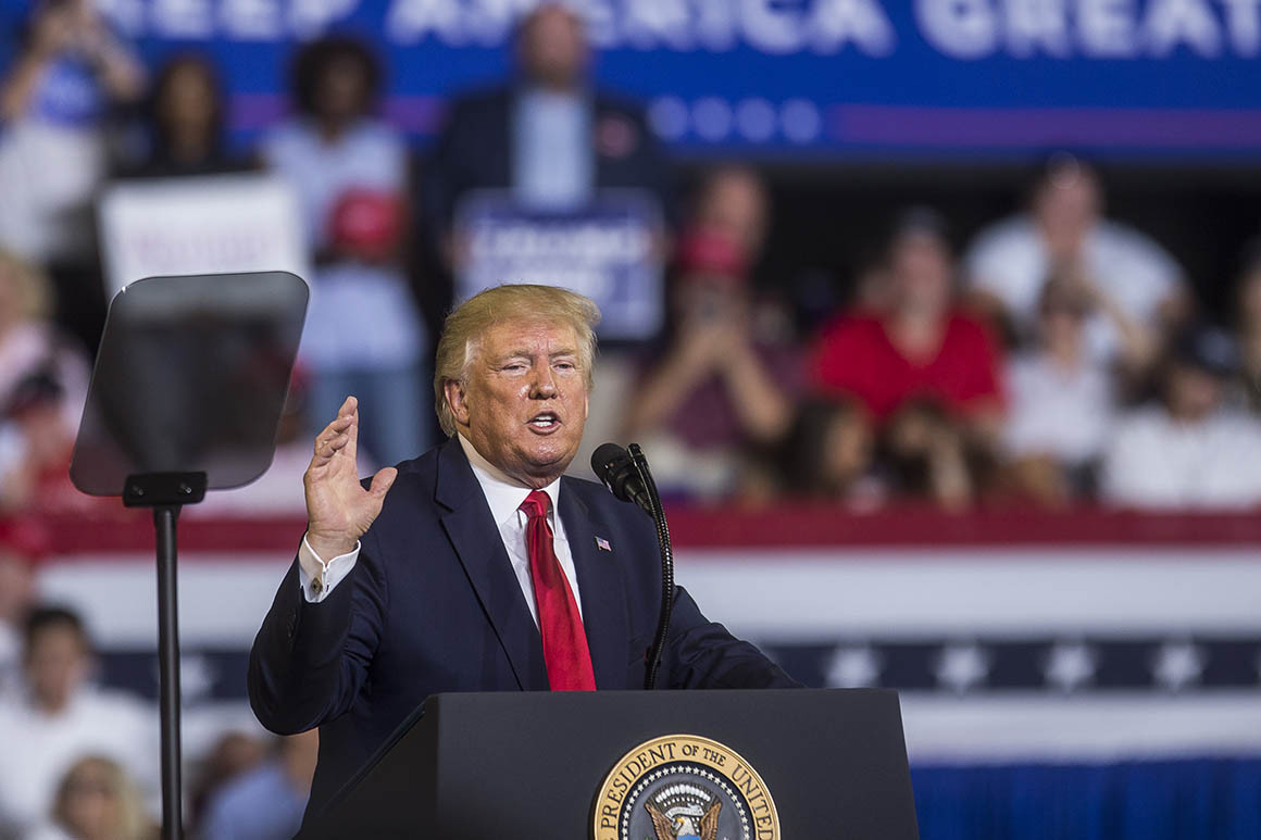 Seis trabajadores de campaña política de Trump resultan positivos al covid-19