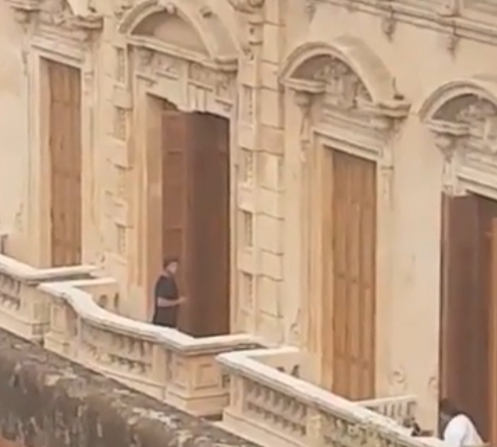 Filtran las primeras imágenes del exfutbolista Ronaldinho en un hotel de Paraguay donde cumple prisión domiciliaria