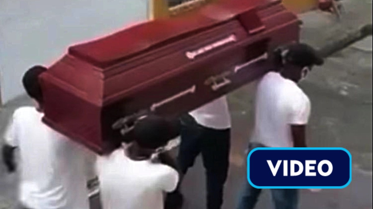 Imagen de Honduras: Graban a familiares y policías peleando por un cadáver de mujer sospechosa de covid-19