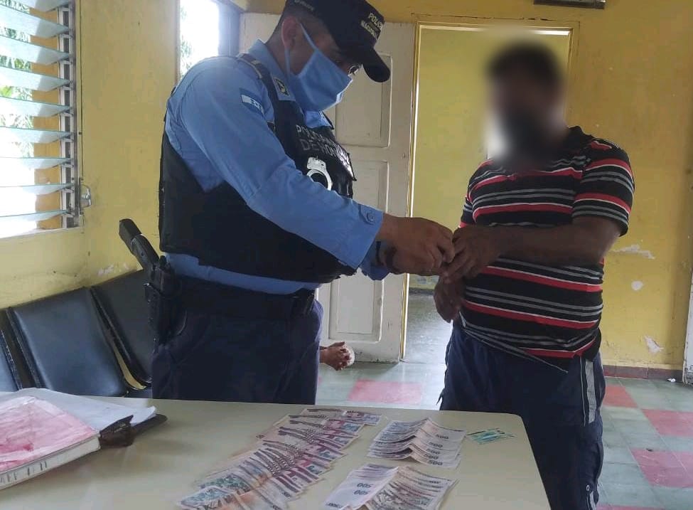 "Servir y proteger", el ejemplo de policías que devolvieron billetera con más L 20 mil a su dueño