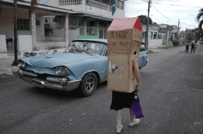 Con una "casa" de cartón, abuelita cubana se protege del coronavirus
