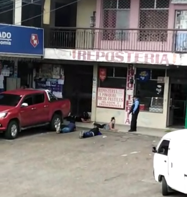 Capturan a cuatro miembros de una banda criminal cuando asaltaban un negocio en Comayagüela