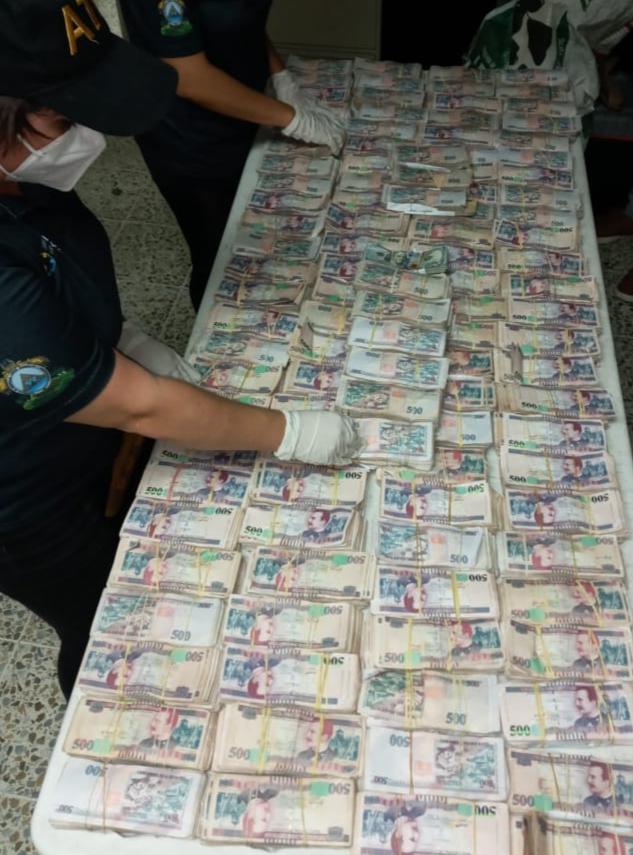 Más de L 10 millones llevaban escondidos en sacos decomisados dentro de un camión en Colón