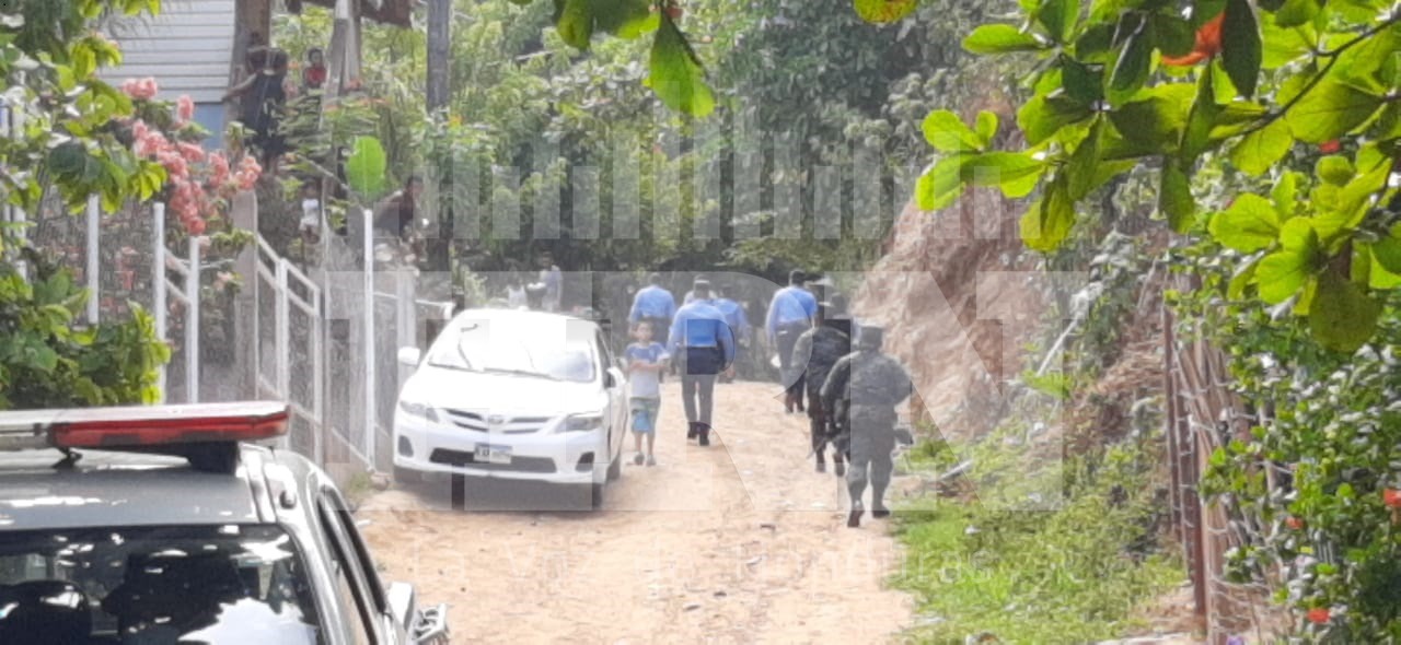 Hombre asesina a su esposa y huye con su hija de 3 años en Roatán, Islas de la Bahía