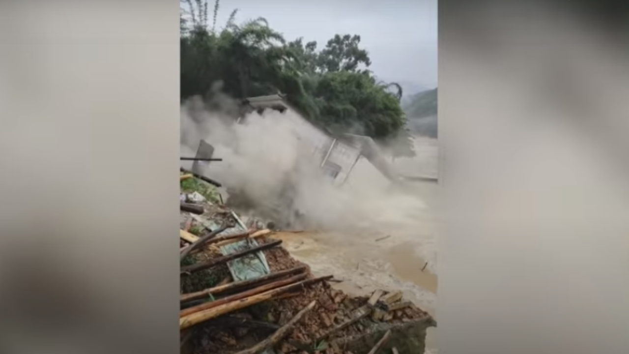 Vídeo capta derrumbe de un edificio tras inundaciones en China