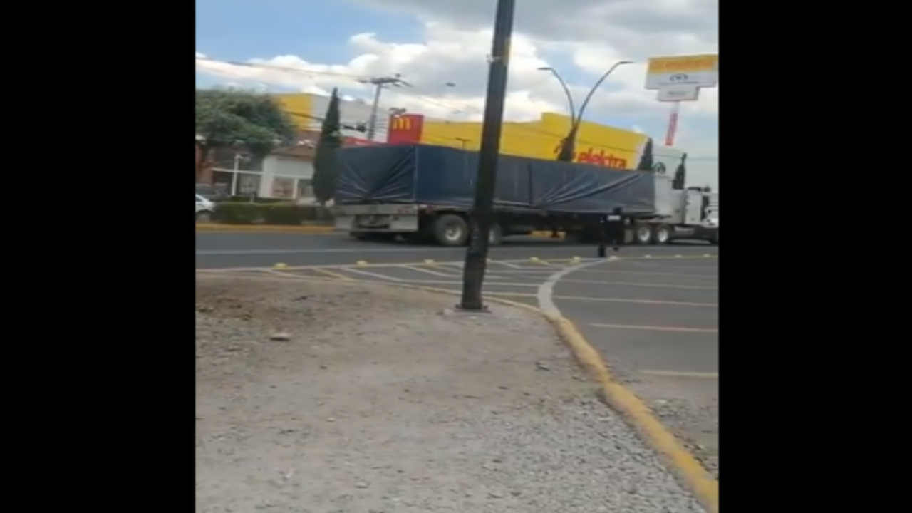 Policía mexicano corre tras un camión robado y logra detenerlo a tiros... ¡todo quedó en vídeo!