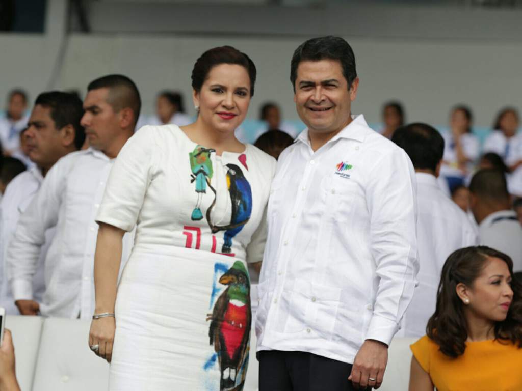 Además del presidente Hernández y su esposa, Ana García, dos de sus colaboradores dieron positivo al covid-19