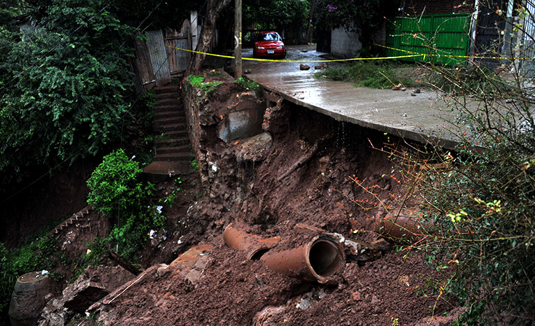 Imagen de Cinco miembros de una familia se salvan de milagros tras caer muro en su vivienda en Tegucigalpa
