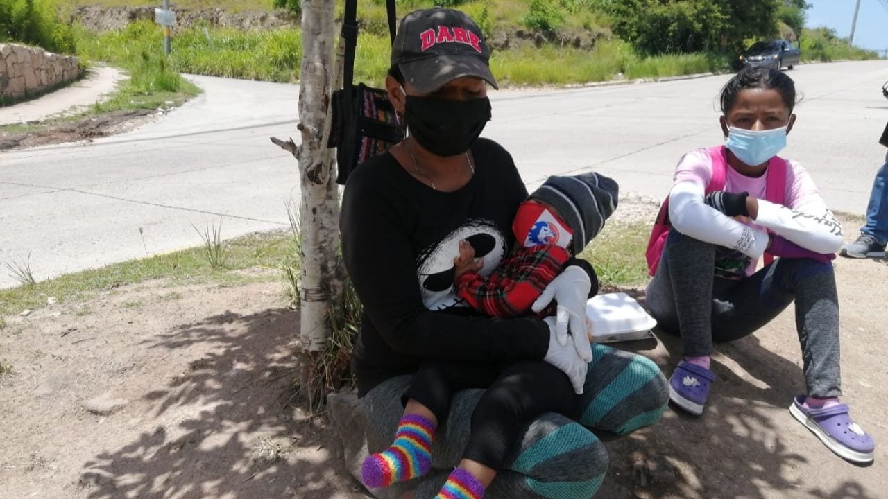Madre de seis hijos pide limosna para alimentarlos en plena capital en Honduras