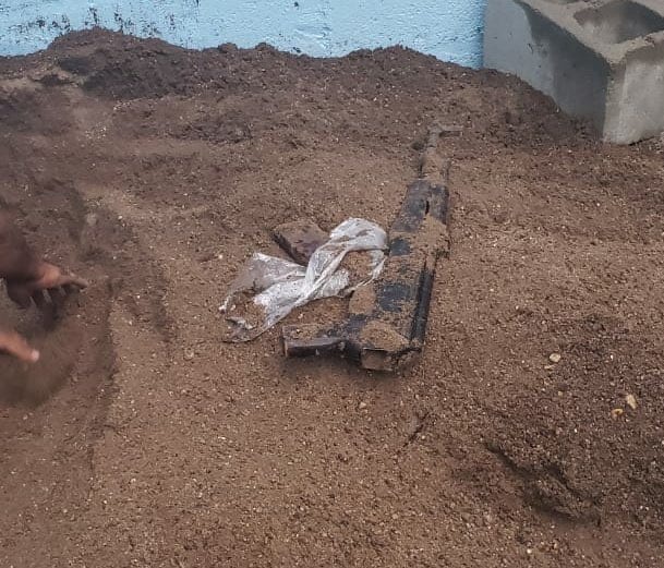 Arma decomisadas estaban escondida bajo tierra