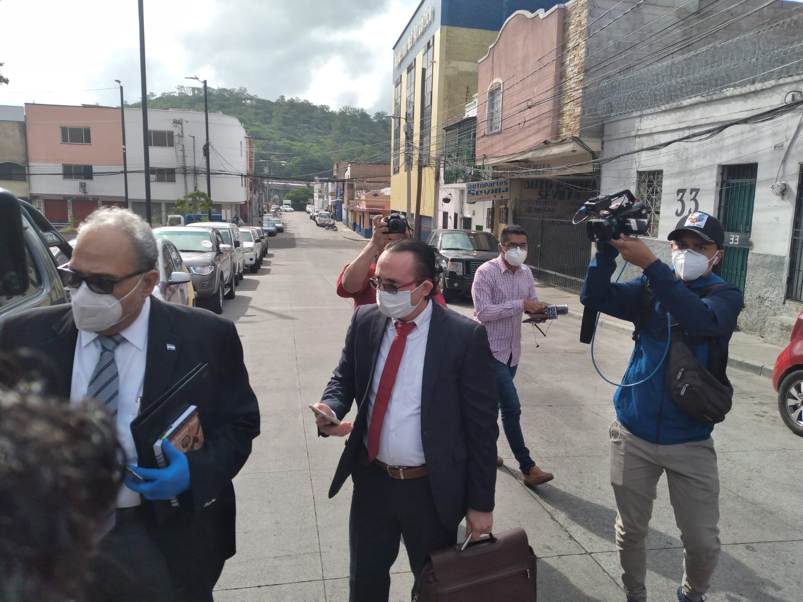 Marco Bográn se presenta a la ATIC para declarar sobre la compra de hospitales móviles, tras ser acusado de tres delitos