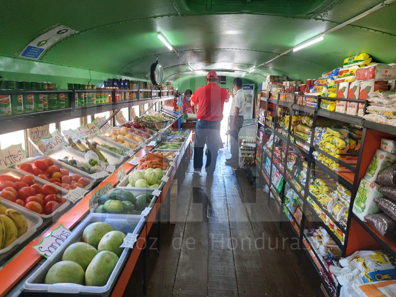 Los Roland's recorren barrios de La Ceiba con "el superbús", un mercadito móvil que crearon para sobrevivir ante la crisis por el covid-19