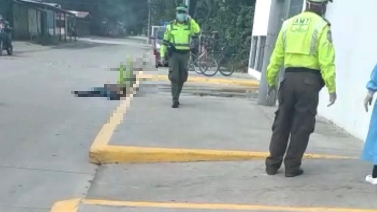 Joven hondureño muere por sospechas de covid-19 en la entrada a un centro asistencial en San Pedro Sula