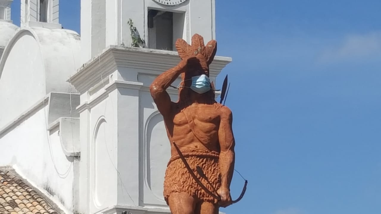 Colocan mascarilla a la estatua del Indio Lempira en el mes de la Identidad Nacional en Honduras