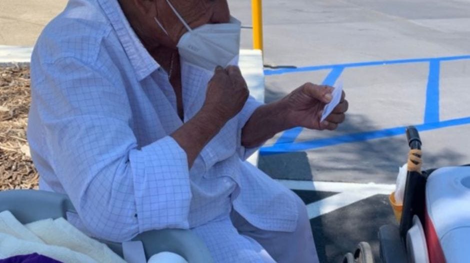 Hispano en silla de ruedas y vendedor de nacatamales de 94 años es beneficiado con $80,000