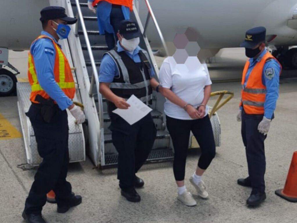 Hondureña retornada de Estados Unidos es arrestada cuando bajaba del avión por tráfico de droga