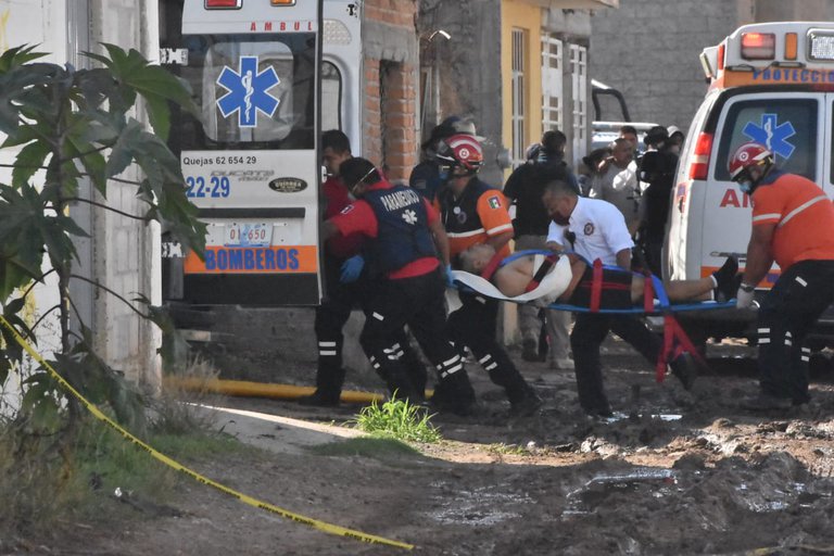 Comando armado masacra 24 personas en centro de rehabilitación en México