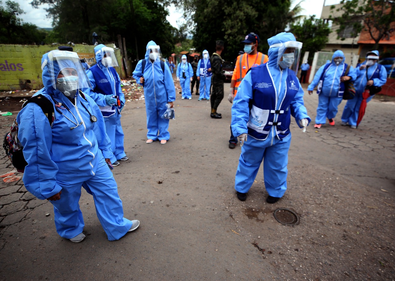Imagen de Honduras: Copeco, policías, guías familiares siguen entregando casa por casa mascarillas A-3