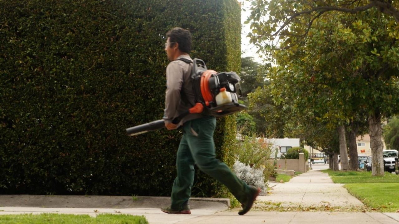 ¿Cómo pueden estar hablando en español en Estados Unidos?; la polémica frase de locutora de radio a jardineros hispanos