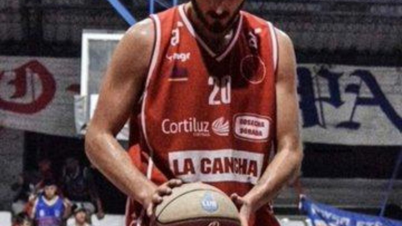 Jugador uruguayo de baloncesto se desploma en juego amistoso y muere