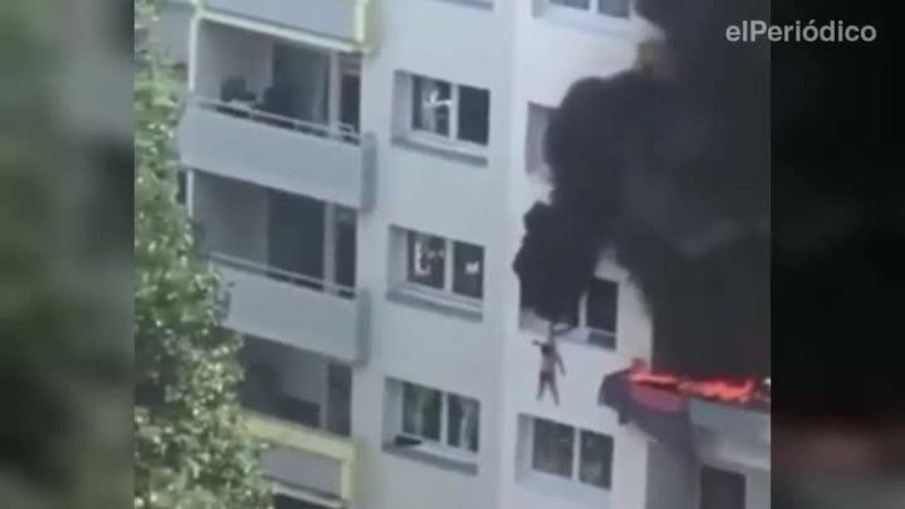 Graban desde otro edificio momento en que niños de 10 y 3 años saltan de un tercer piso para no morir quemados