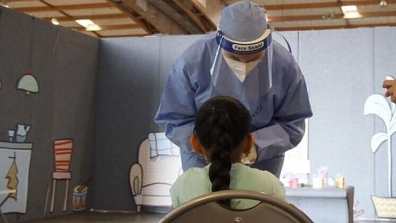 Niña italiana sigue dando positivo de covid-19 cuatro meses después de no presentar síntomas y el caso despierta curiosidad