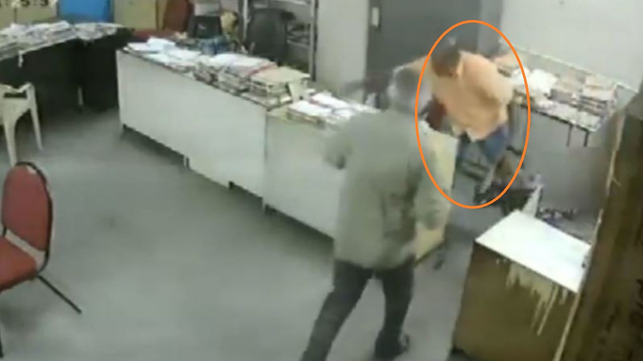 Graban a funcionario hindú cuando golpeó a su compañera por decirle que usara mascarilla