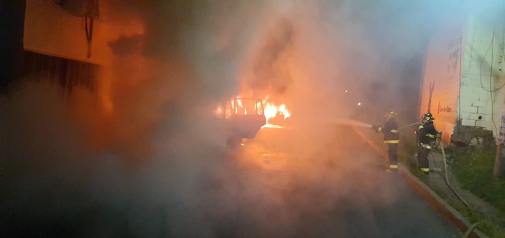 Una bodega y varios vehículos toman fuego en dos incendios, en distintas zonas de Tegucigalpa