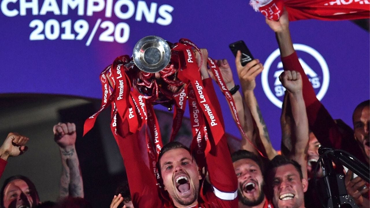 Liverpool festeja con júbilo el título de campeón de la Premier League