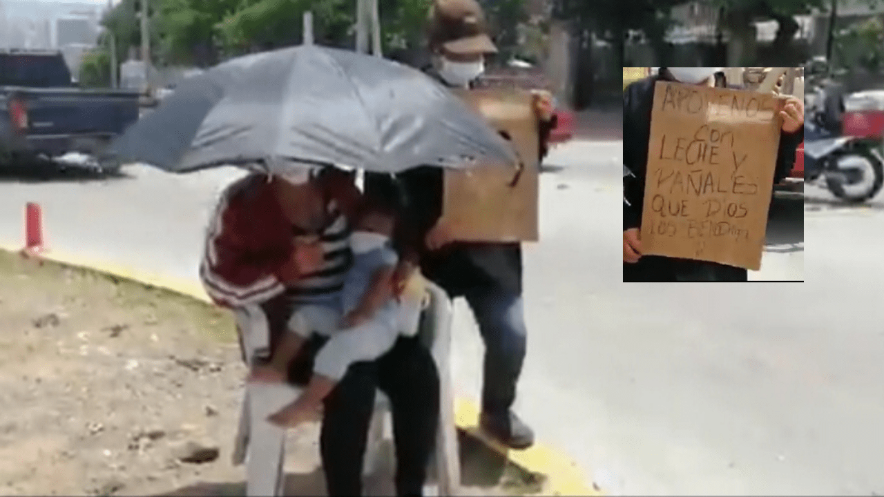 Con su bebé en brazos, padres piden en la calle leche y pañales para su hija