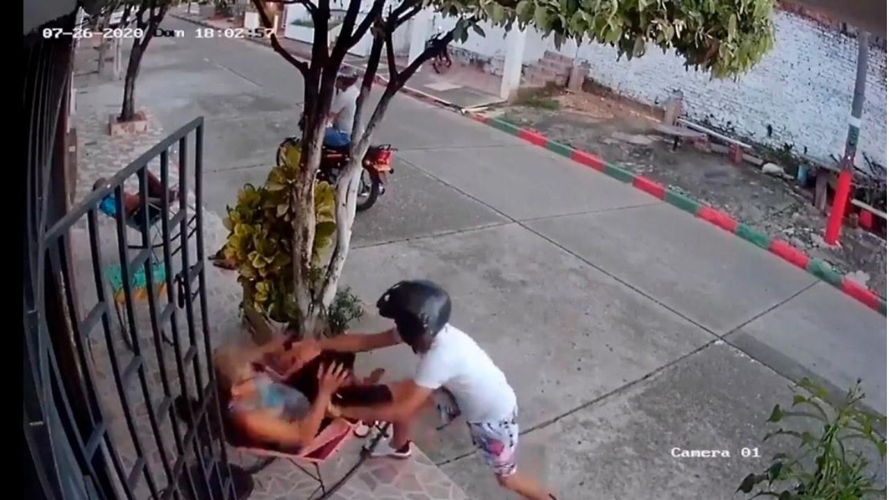 Señora de la tercera edad espanta a golpes a dos ladrones que pretendían quitarle el celular
