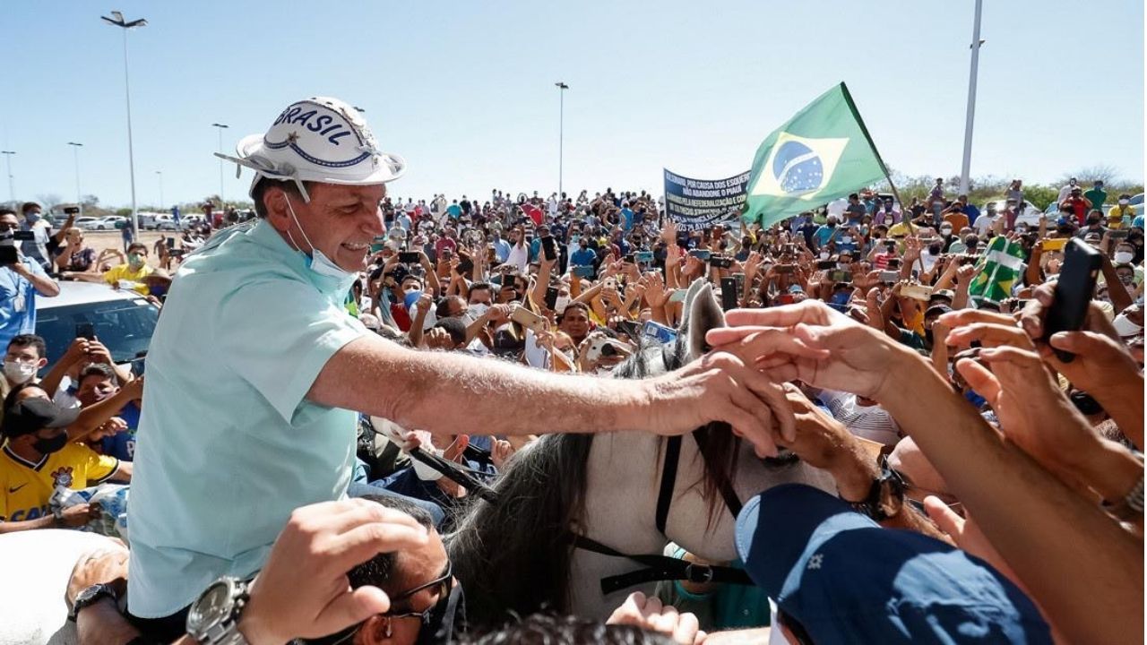 Luego de superar el covid, Jair Bolsonaro se quita la mascarilla en un evento público y saluda a sus seguidores