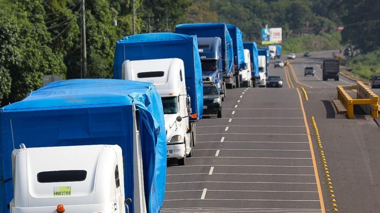 Trasladan a Tegucigalpa 16 contenedores con el hospital móvil para pacientes con covid