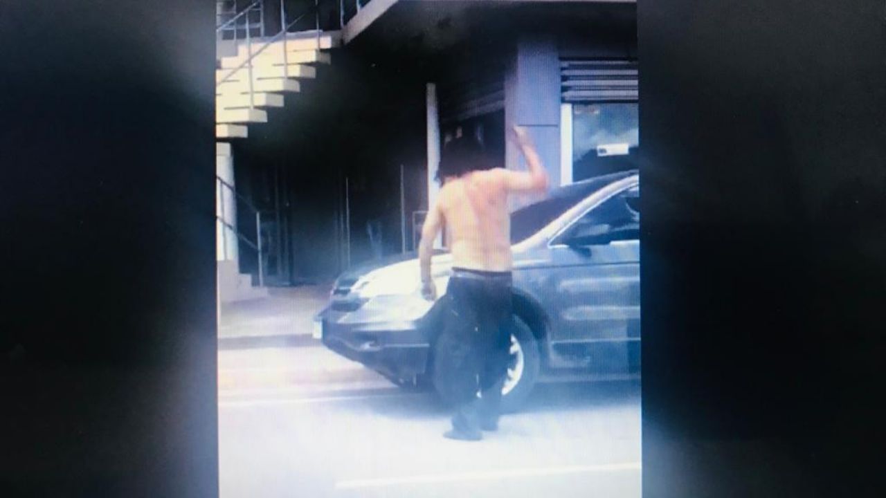 Desequilibrado mental  con machete en mano destruye vidrios de vehículos en Siguatepeque, mira el video