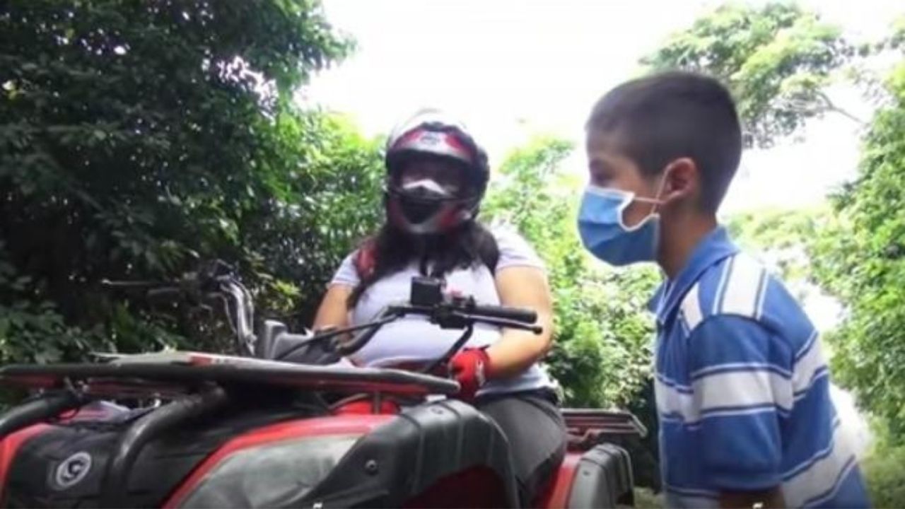 Maestra recorre montañas en El Salvador por el amor a sus alumnos, conoce la emotiva historia