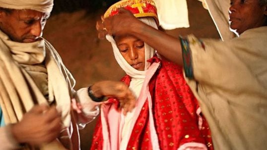 Imagen de Padre obligó a su hija de 12 años a casarse con dos hombres en un mes a cambio de vacas