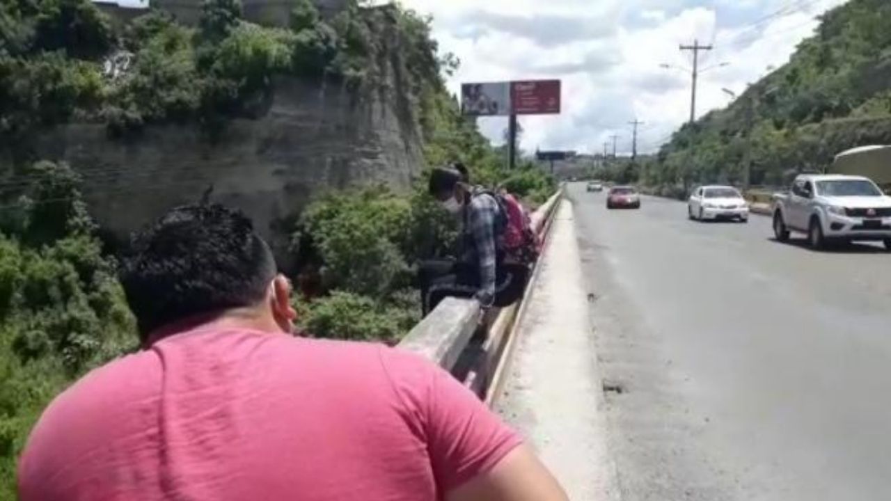 Mujer intenta lanzarse de un puente en Tegucigalpa y graban el instante del rescate