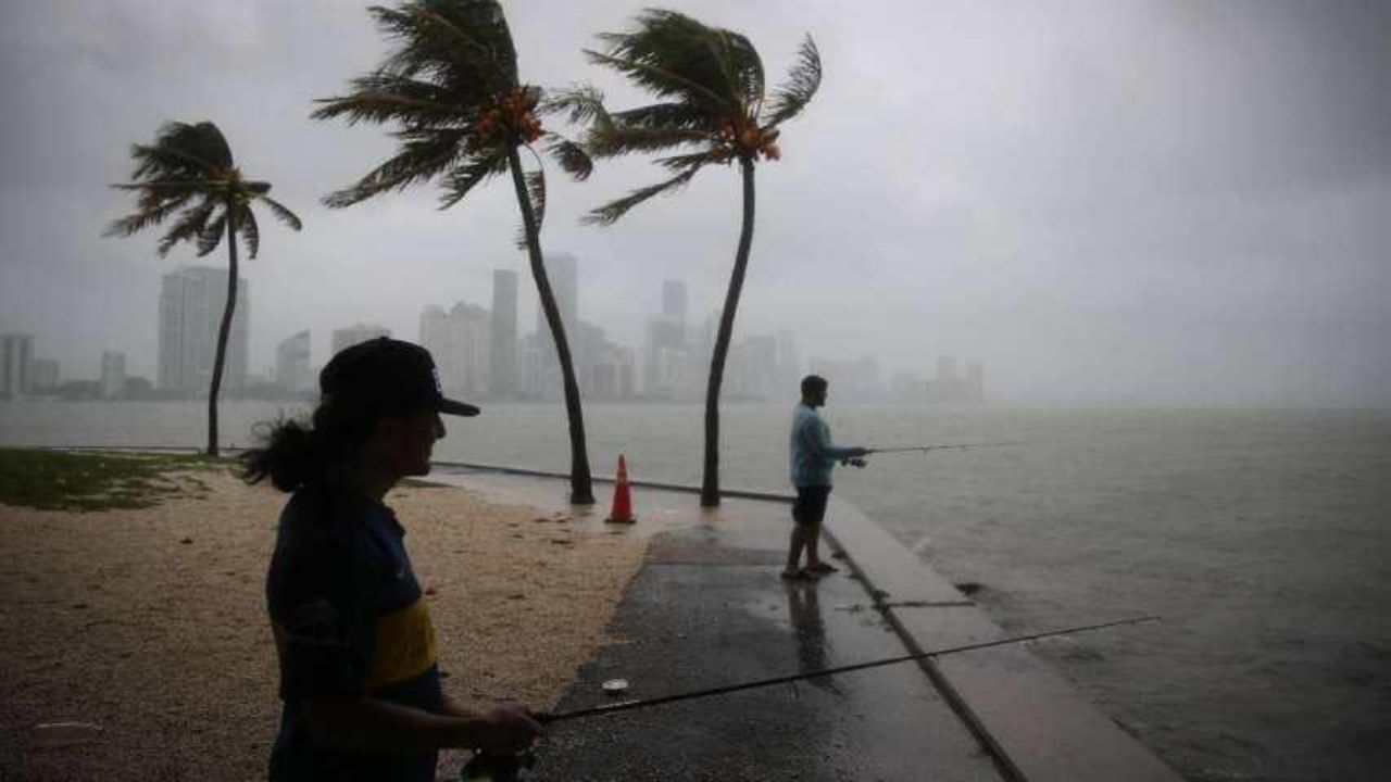 Isaías se convierte en huracán categoría 1 rumbo a Bahamas y amenaza el sur de la Florida