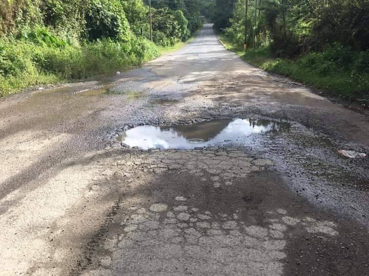 Calle muestra un hoyo.