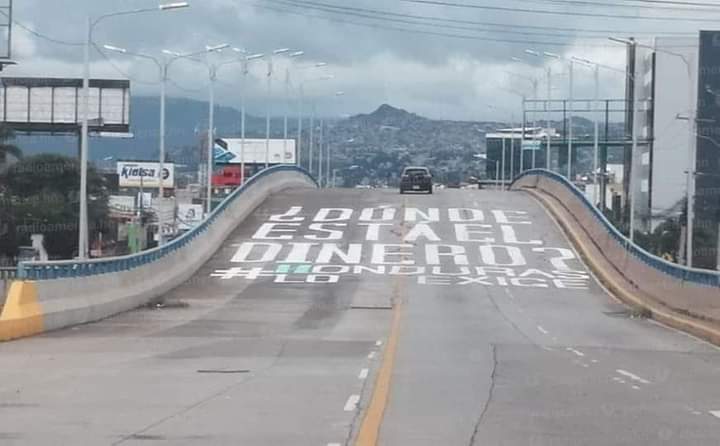 Honduras: escriben en puente Fe y Esperanza, ¿Dónde está el dinero, #Honduras lo exige?