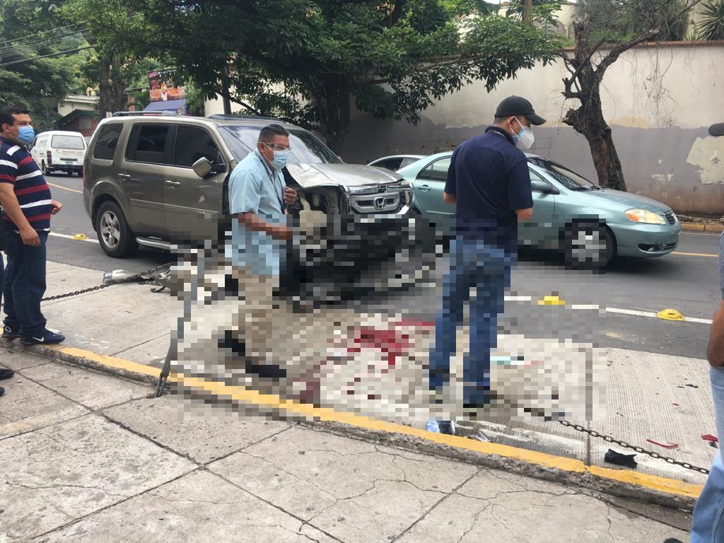 La parte delantera del vehículo queda dañada.