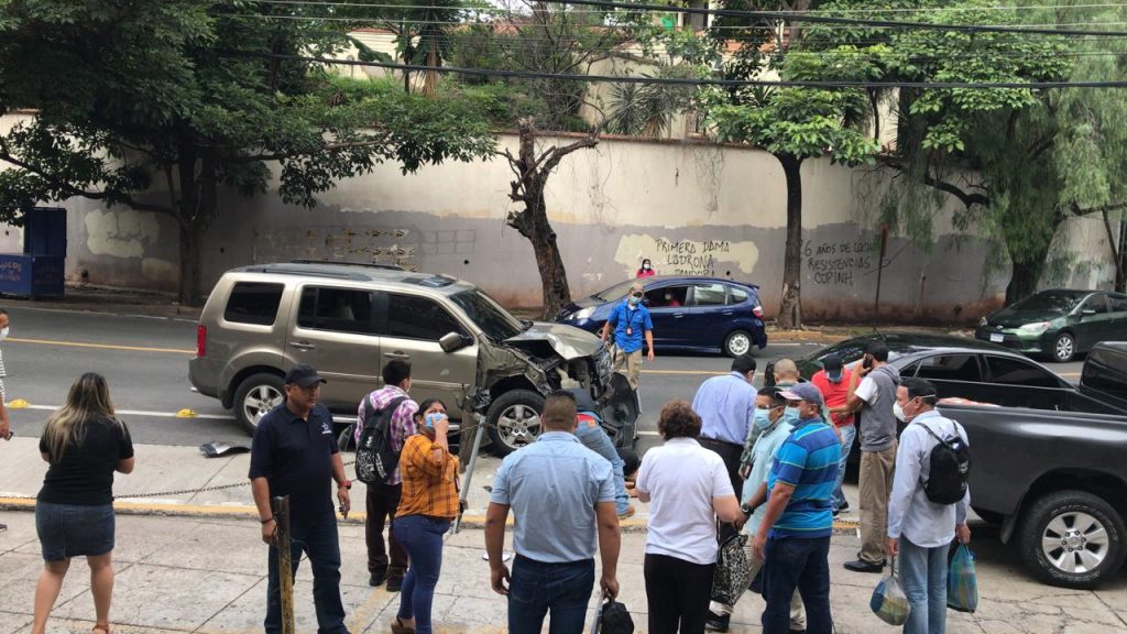 Vehículo impacta contra fiscal.